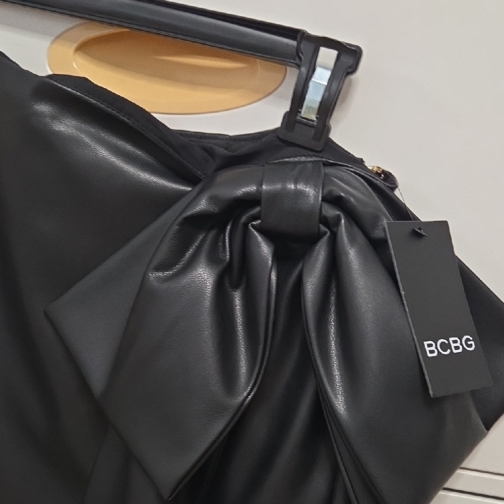 BCBG Black Faux Leather Bow Mini Skirt - Size 8 [1104] New W Tag. - Picture 2 of 5
